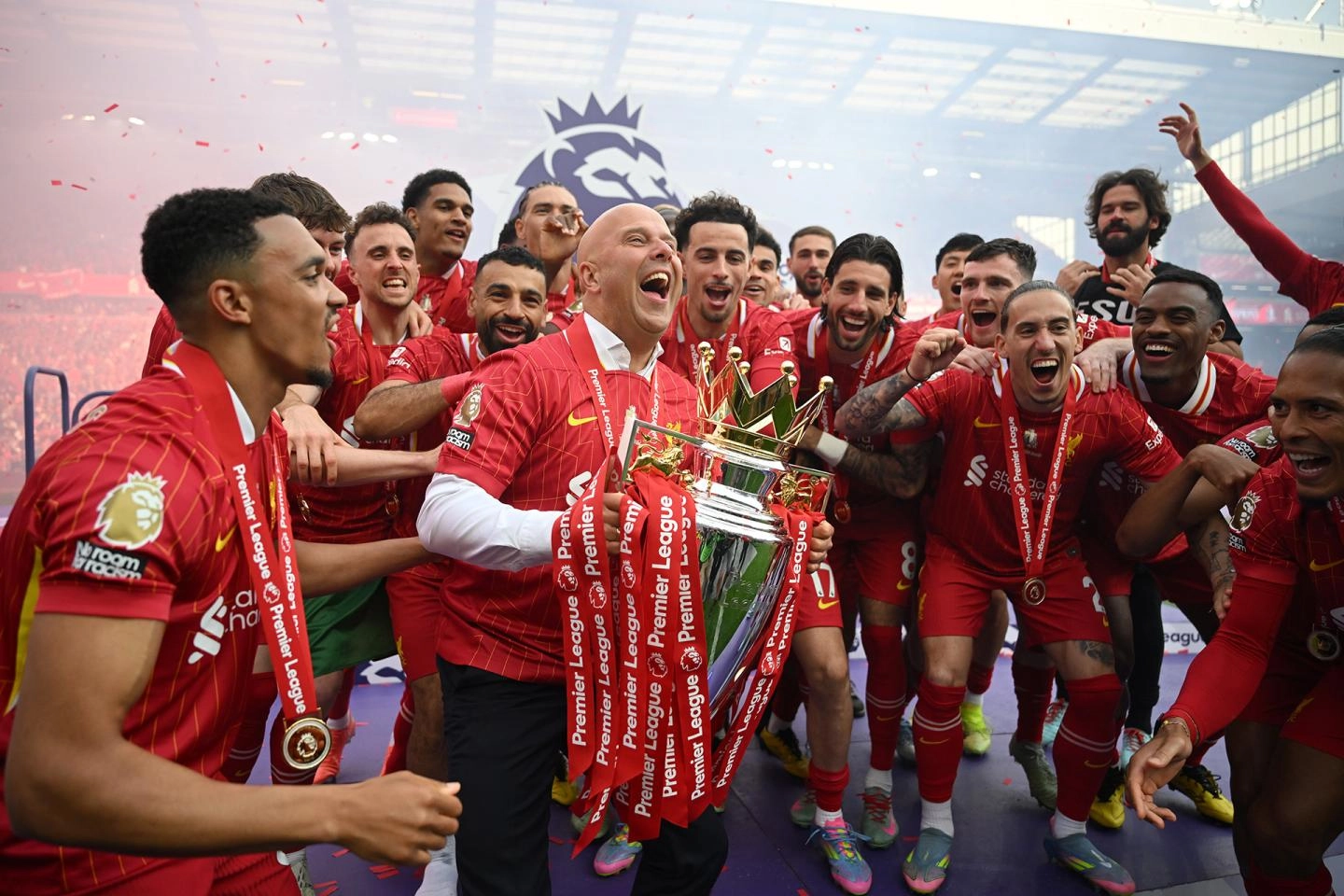 arne slot lifting premier league trophy