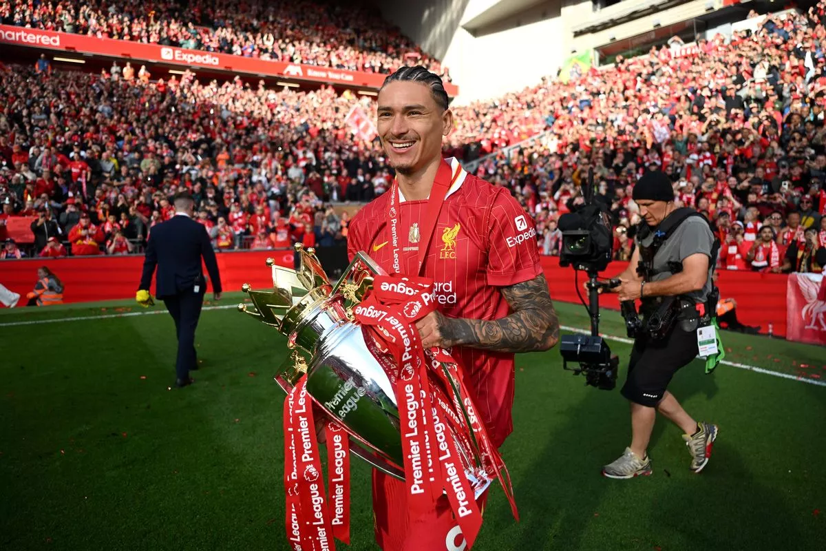 Darwin Nunez holding premier league trophy