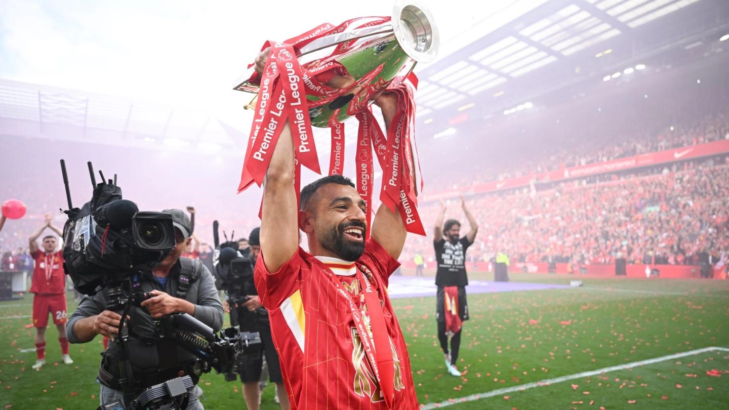 Mohamed Salah holding premier league trophy